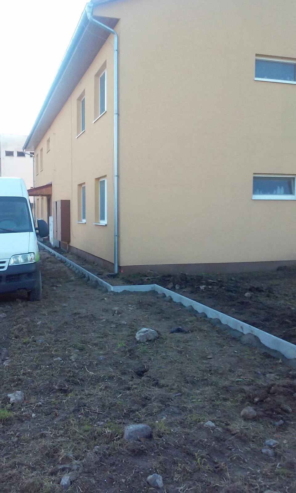 Fotogaléria Výsadba pri nájomnom bytovom dome 8 b.j. (13) Výsadba pri nájomnom bytovom dome 8 b.j.